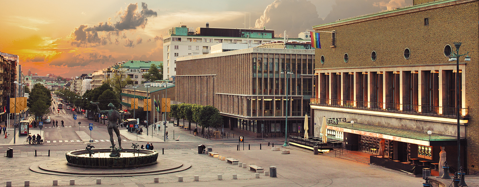 Exteriör bild över Götaplatsen tagen från Konstmuseet, med Göteborgs Stadsteater till höger.