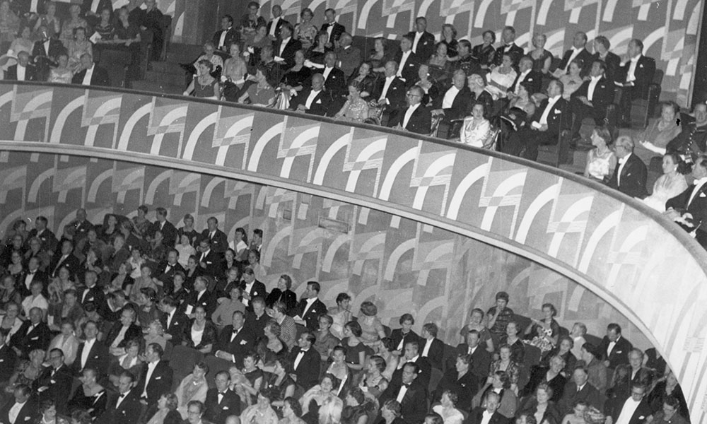 Stora Scens salong fullsatt med finklädd publik. Bild från invigningen 1934.