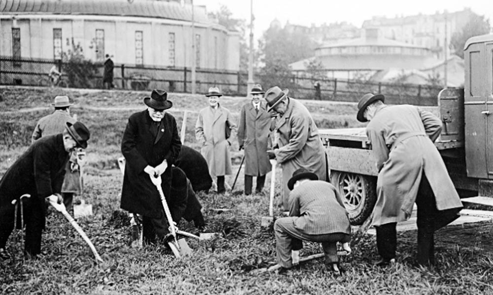 Äldre herrar tar de första spadtagen inför bygget av Göteborgs Stadsteater. Foto från 1931.