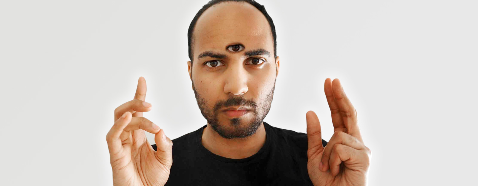 Fraktion del 3: Nirvana. Bild på skådespelaren Magdi Saleh med ett tredje öga i pannan.