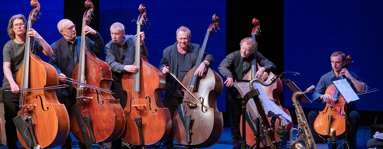 Alla basarna på rad, och en cello (ej föreställningsbild). Tomas von Brömssen, Michael Krönlein, Anders Blad, Stefan Sandberg, Per Melin, Bernt Andersson och Daniel Ekborg.