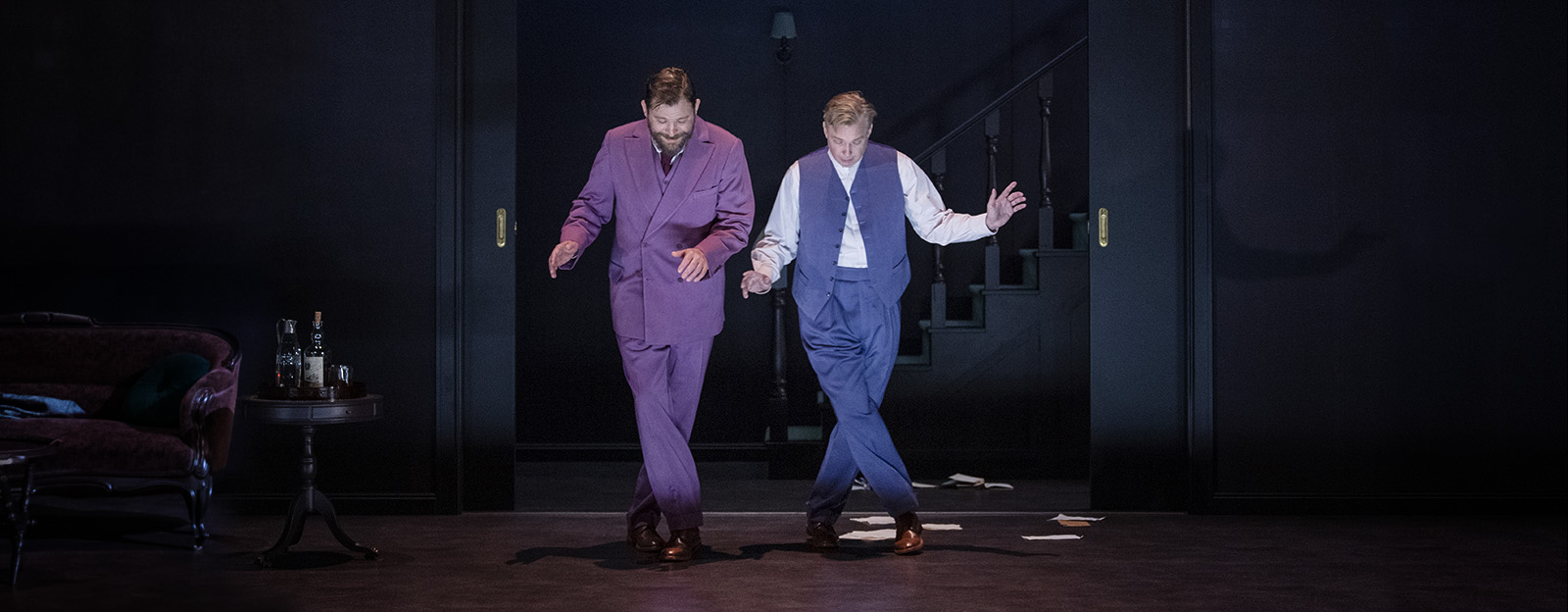 Föreställningsbild från Lång dags färd mot natt, på bilden ses Eric Ericson och Fredrik Evers som bröderna i pjäsen.